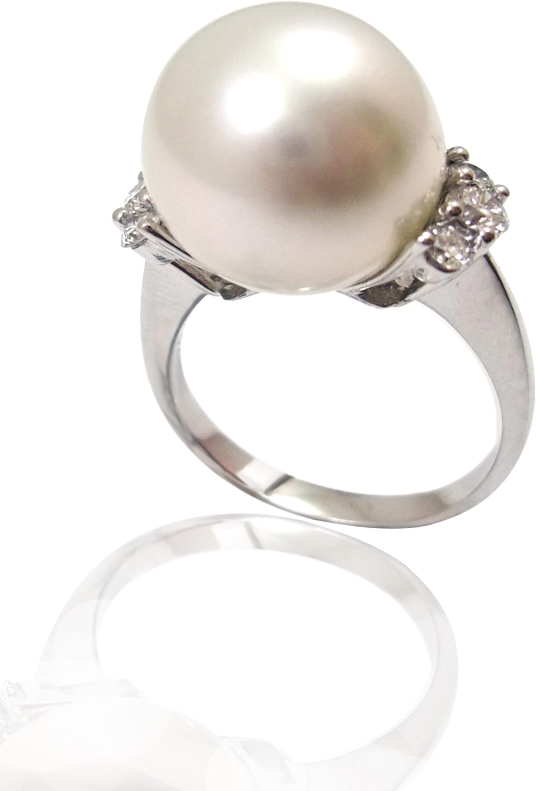 White South Sea Pearl and Diamond Ring